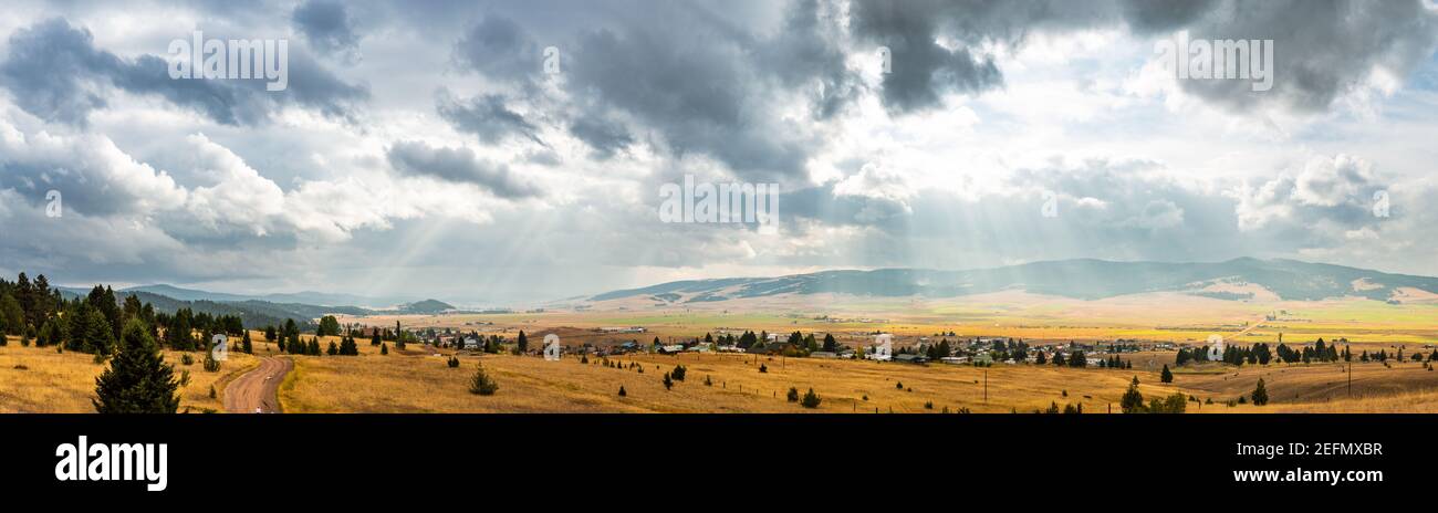 Vista panorámica desde las montañas detrás de Philipsburg, Montana Foto de stock