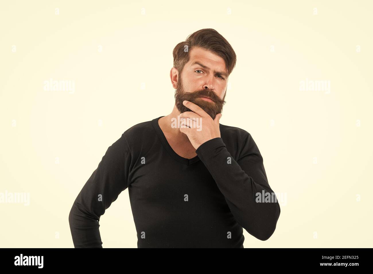 Modelo de moda elegante, tipo con barba larga, look de moda masculino con  diseño de barba, cintura baja brutal, moda masculina y belleza, con total  confianza. prenda de cintura baja sport. Hombre