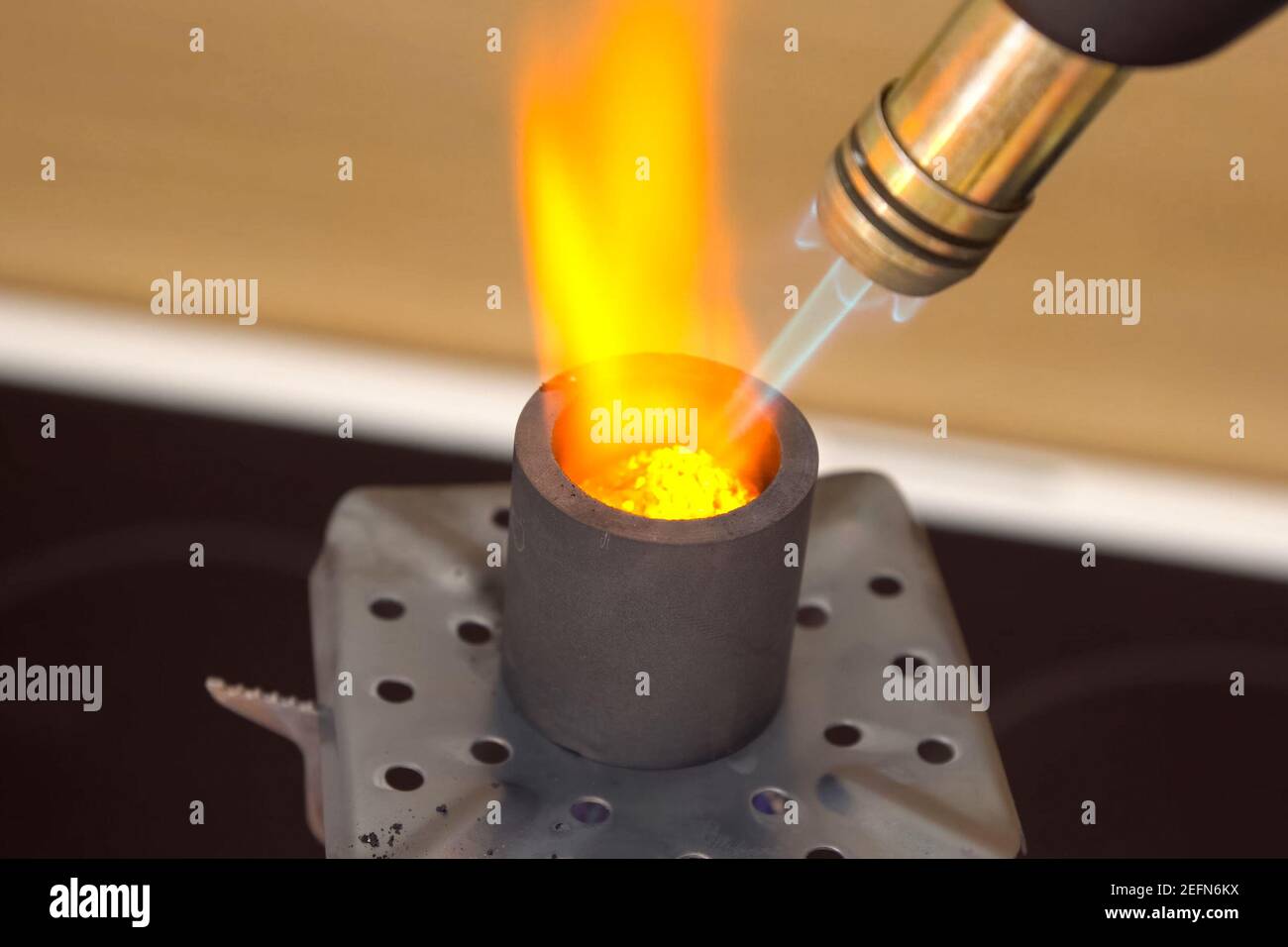 Calentamiento de la antorcha de gas piezas de metal. Fuego quemador de gas  Fotografía de stock - Alamy