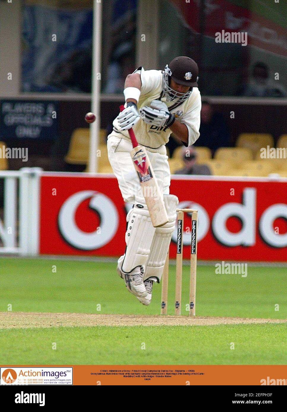 Cricket - Warwickshire v Surrey - Frizzell County Championship Division One  - Edgbaston - 13/5/04 el bateador de Surrey Mark Butcher termina la pelota que  es cogida por Mark Wagh de Warwickshire