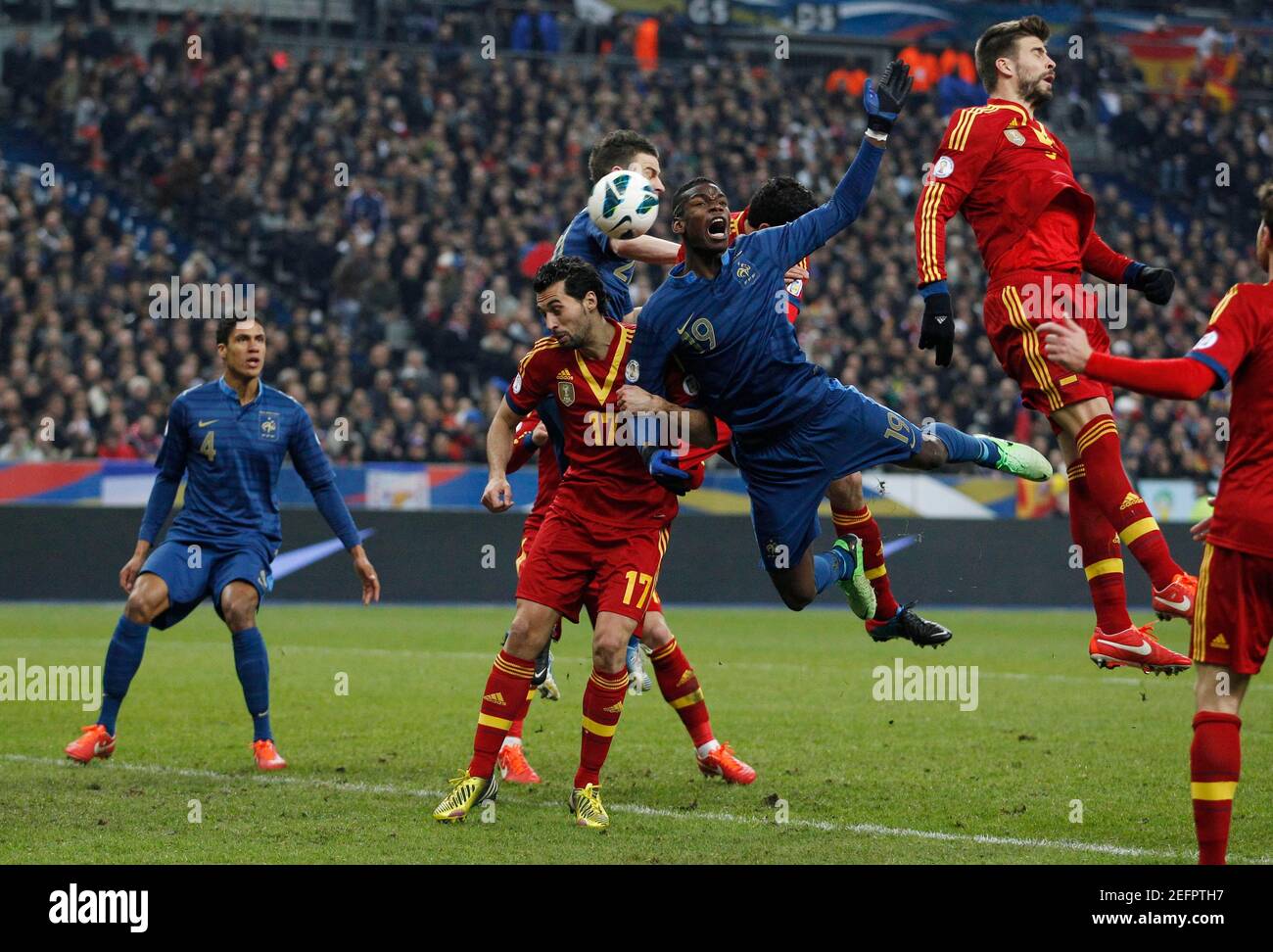 Fútbol - Francia contra España - Copa Mundial 2014 Zona Europea clasificatoria - Grupo I - Stade de France, St Denis, Francia - 26/3/13 Paul Pogba (C) de Francia en acción con Gerard Pique (R) y Alvaro Arbeloa (2o L) crédito obligatorio: Action Images / John Sibley Livepic Foto de stock