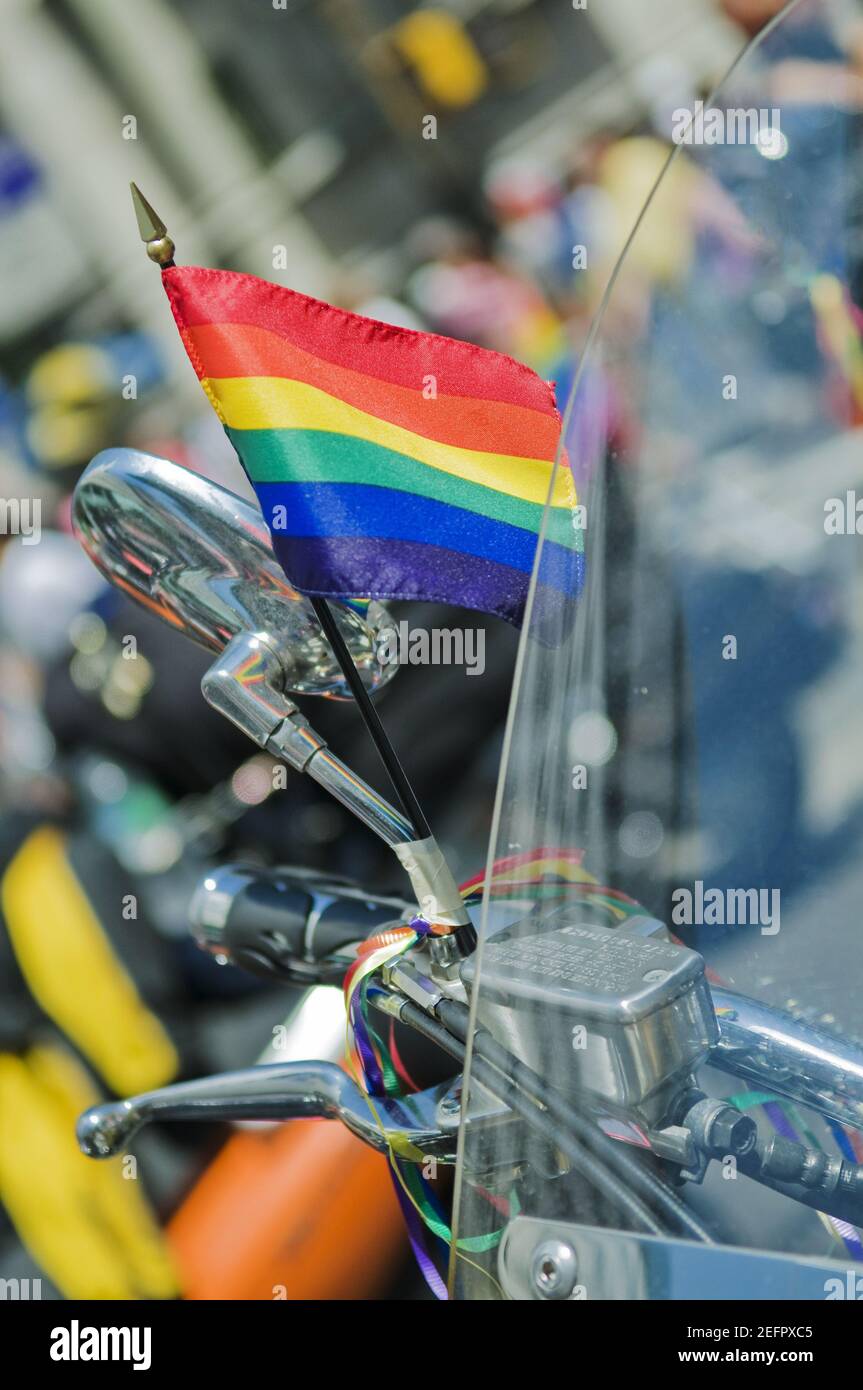 La bandera del arco iris adorna una bicicleta en el New York Pride Foto de stock