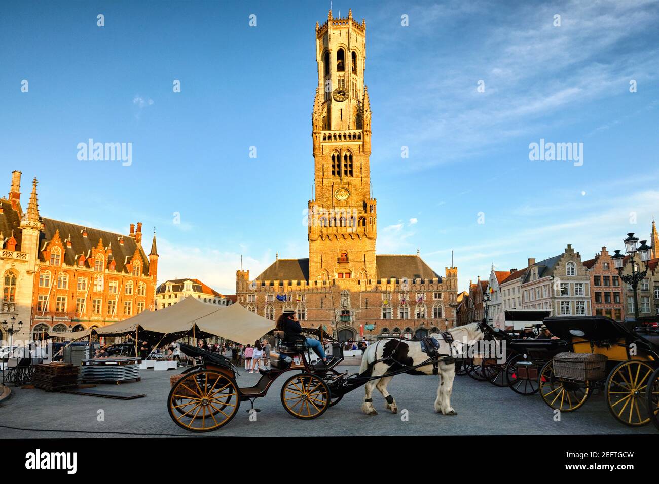 Plaza Principal de Brujas con Carrieges tirados por caballos, Flandes, Bélgica Foto de stock