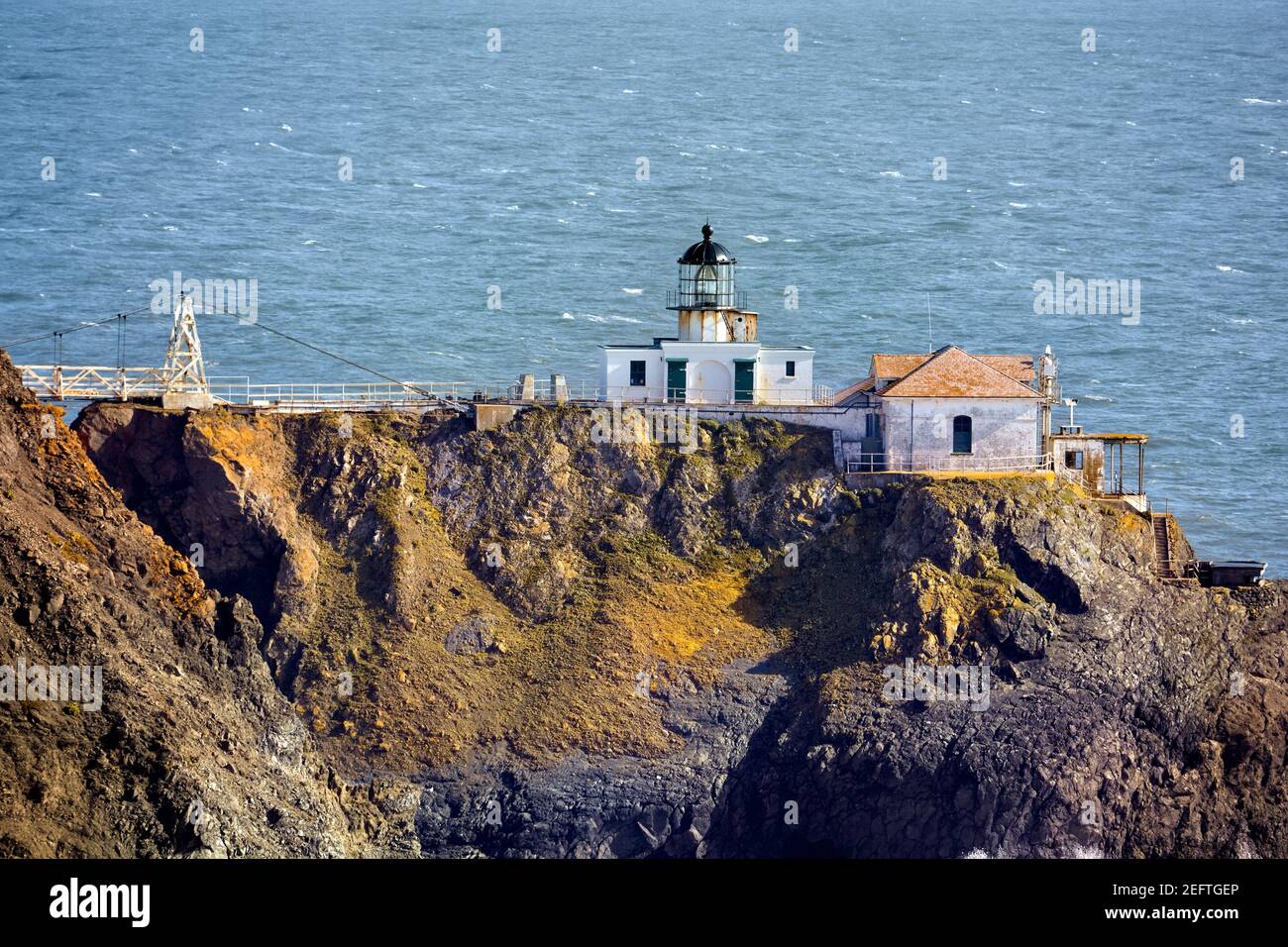 Vista de ángulo alto del faro Point Bomnita, Bahía de San Francisco, California Foto de stock