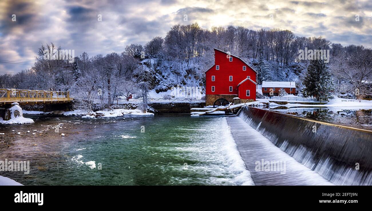 Paisaje invernal de un molino rojo y una cascada, Clinton, Condado de Hunterdon, Nueva Jersey, EE.UU Foto de stock