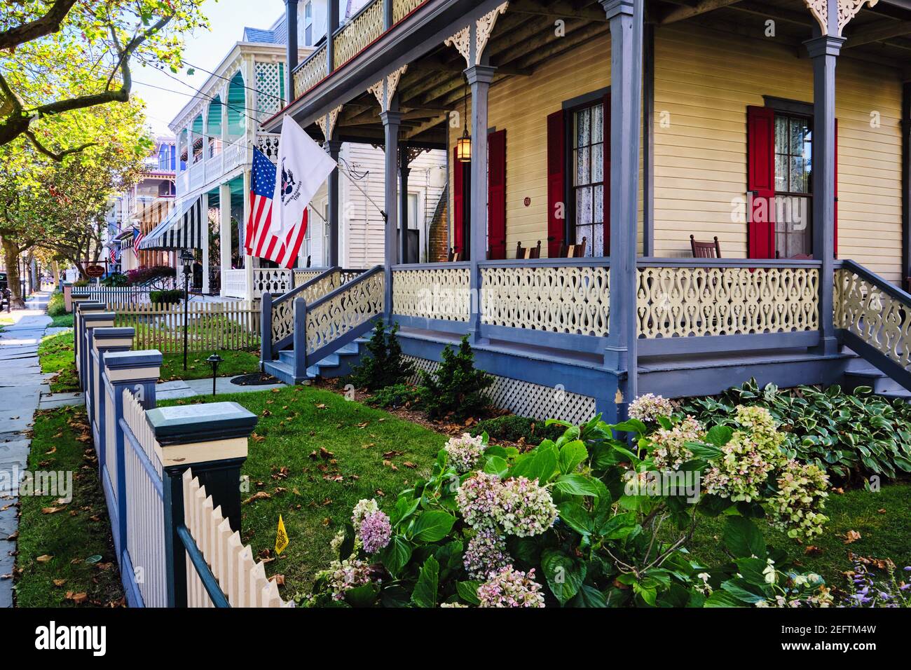 Street con casas de estilo victoriano w Cape May, Nueva Jersey Foto de stock
