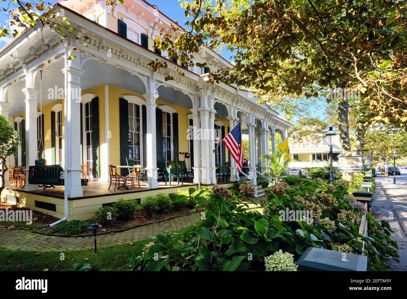 Casa de estilo victoriano con un porche envolvente en Cape May, Nueva Jersey Foto de stock