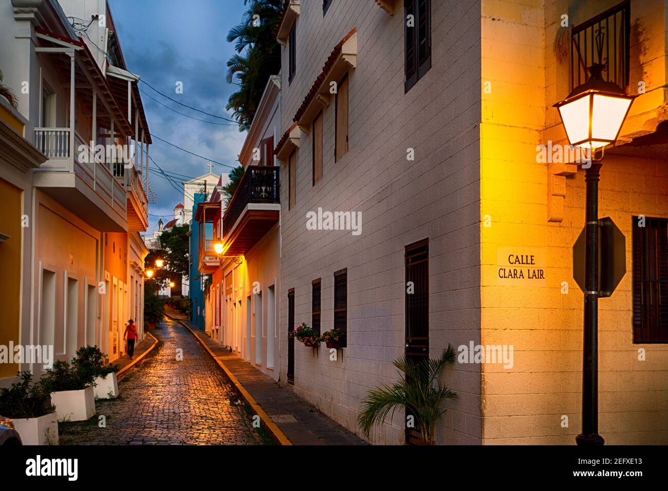 Calle adoquinada iluminada por la noche, Caleta de las Monjas, Viejo San Juan, Puerto Rico Foto de stock