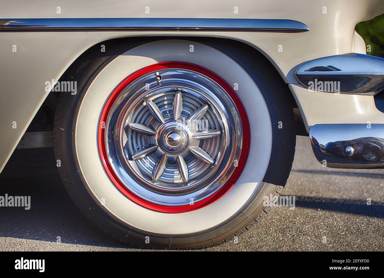 Vista de cerca de la rueda de un coche clásico americano con un neumático encallado. Foto de stock
