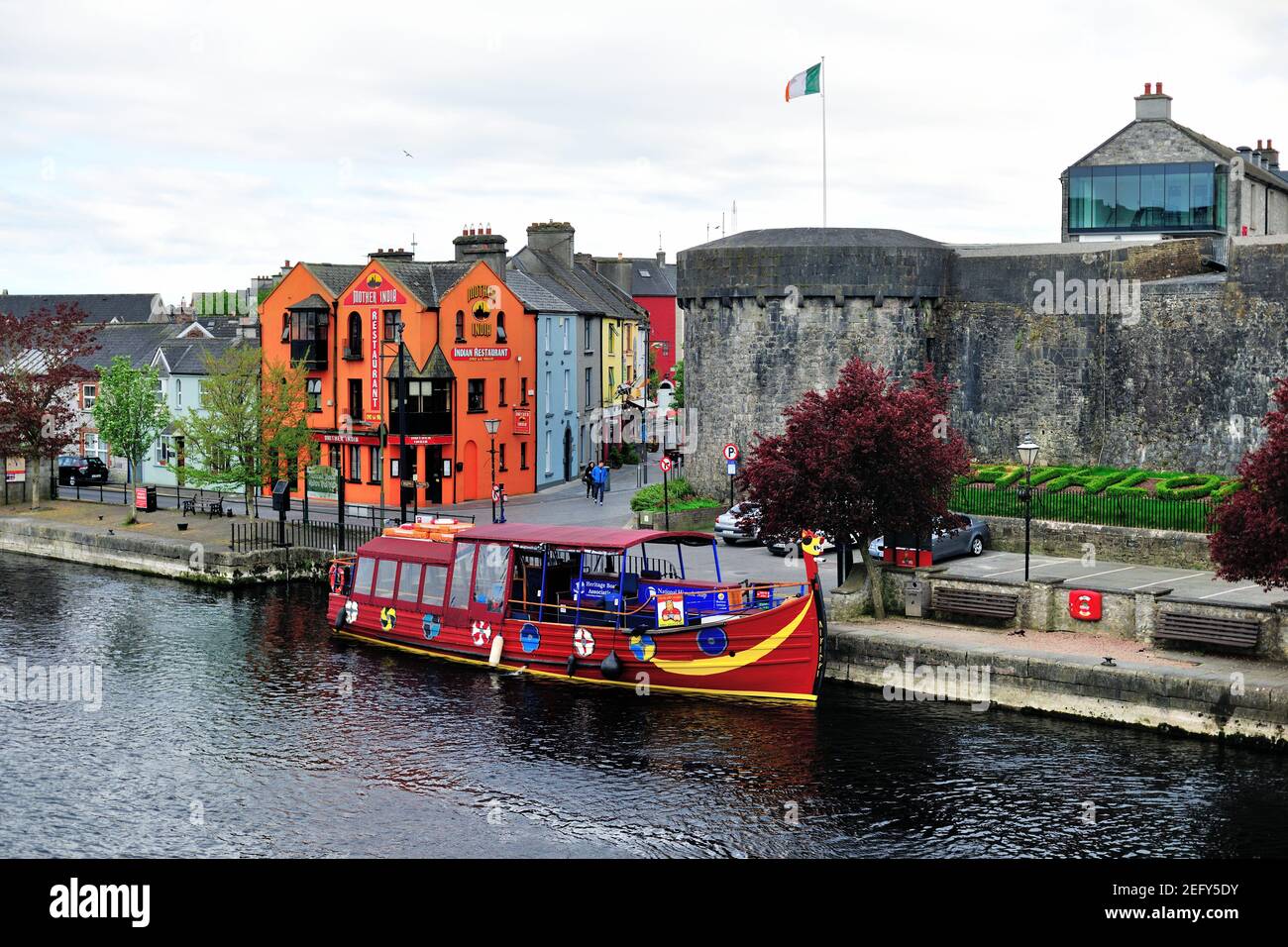 Athlone, Condado de Westmeath, Irlanda. Coloridos barcos amarrados en el río Shannon a lo largo de casas y edificios ordenados. Foto de stock