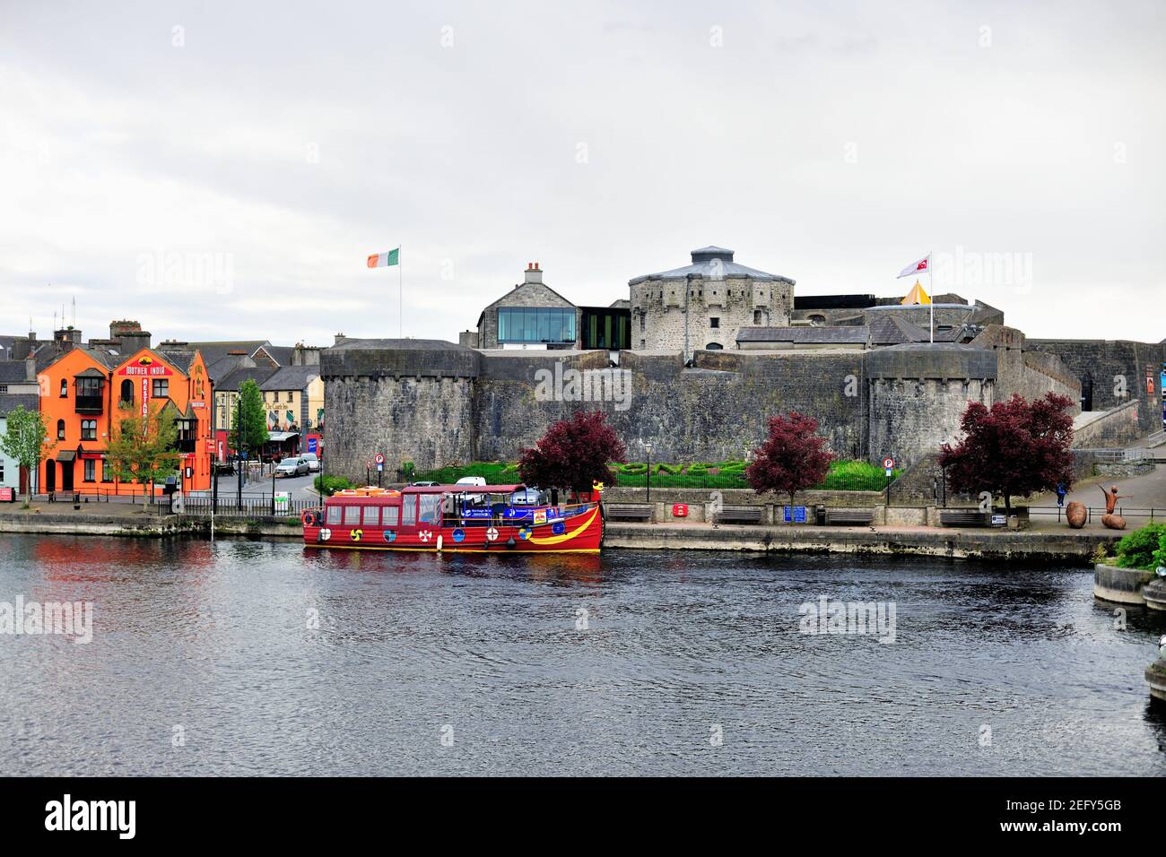 Athlone, Condado de Westmeath, Irlanda. Coloridos barcos amarrados en el río Shannon a lo largo de casas y edificios ordenados. Foto de stock