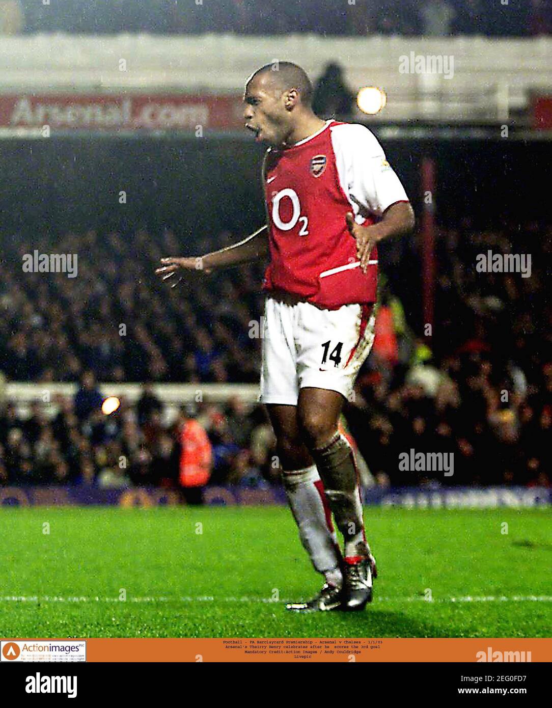 Fútbol - FA Barclaycard Premiership - Arsenal contra Chelsea - 1/1/03 Thierry Henry del Arsenal celebra después que él anota el tercero Objetivo crédito obligatorio:Imágenes de acción / Andy Couldridge Livepic