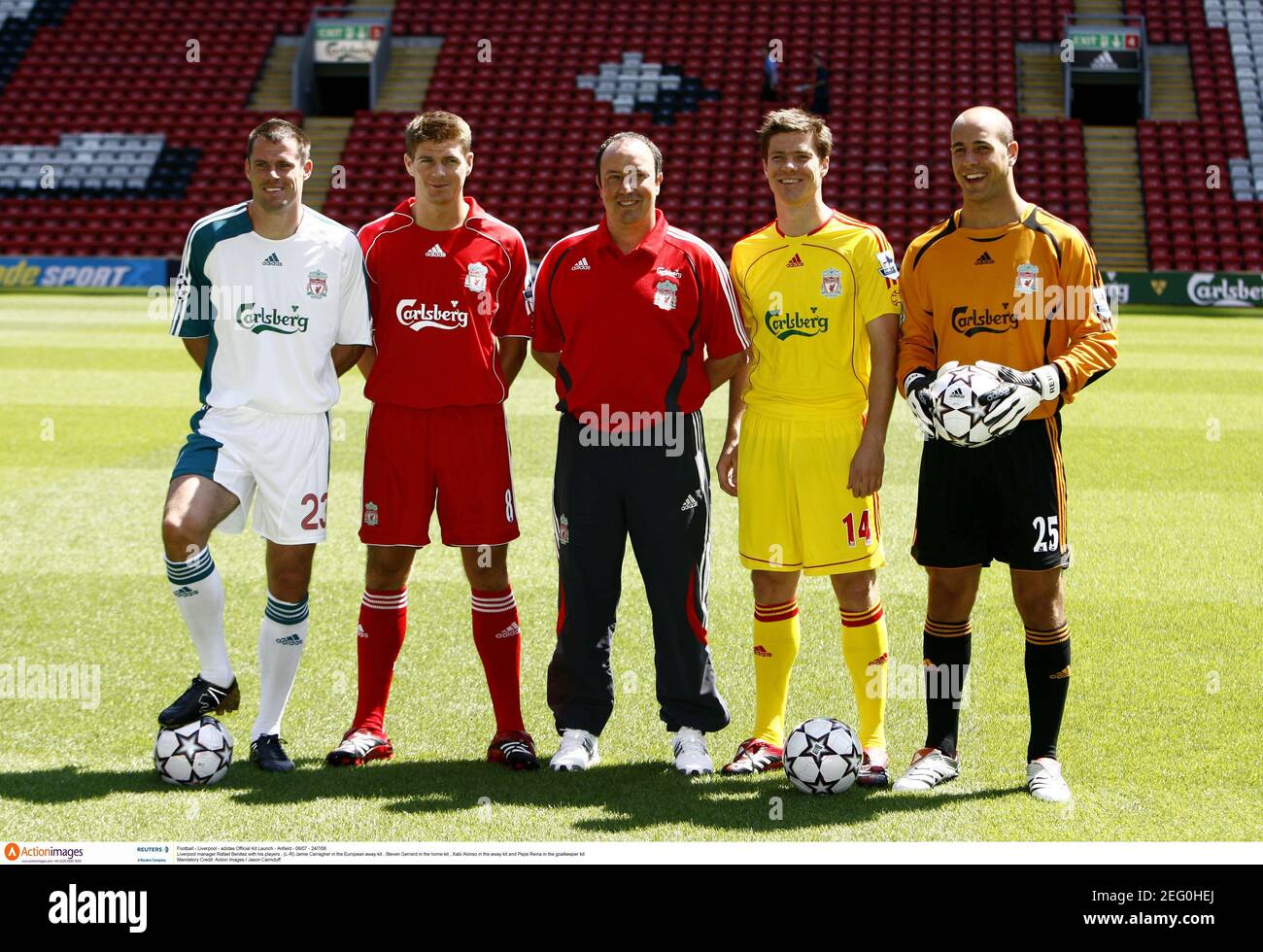 Fútbol - Liverpool - adidas Official Kit Launch - Anfield - 06/07 - 24/7/06  el director de Liverpool Rafael Benítez con sus jugadores , (L-R) Jamie  Carragher en el European Away Kit ,