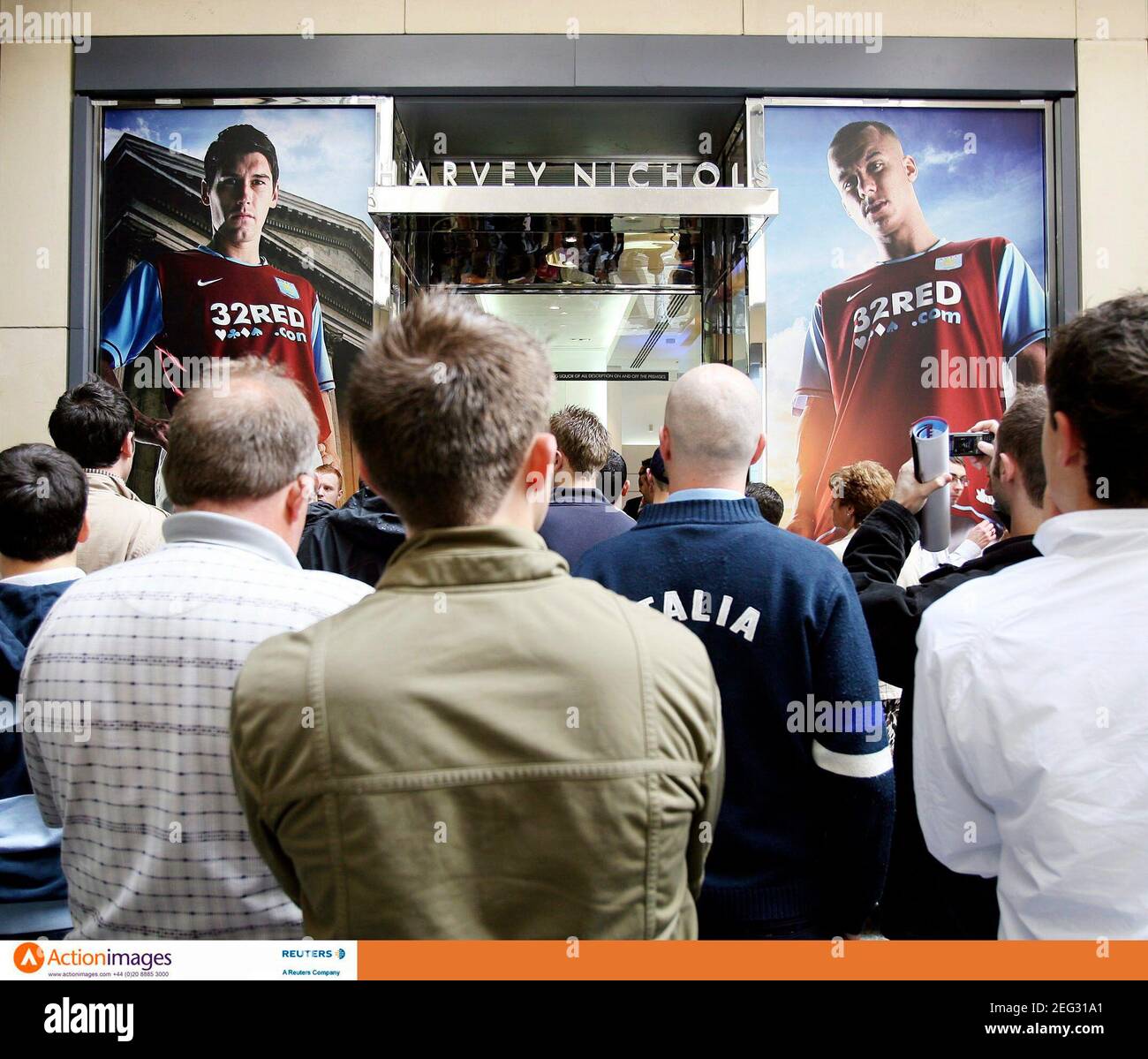 Nike football shirt fotografías e imágenes de alta resolución - Alamy