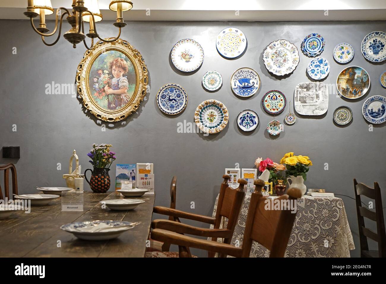 Diseño interior y decoración de la cocina tailandesa local restaurante  decorado con muebles antiguos de madera y cerámica colorida pintada a mano  Fotografía de stock - Alamy