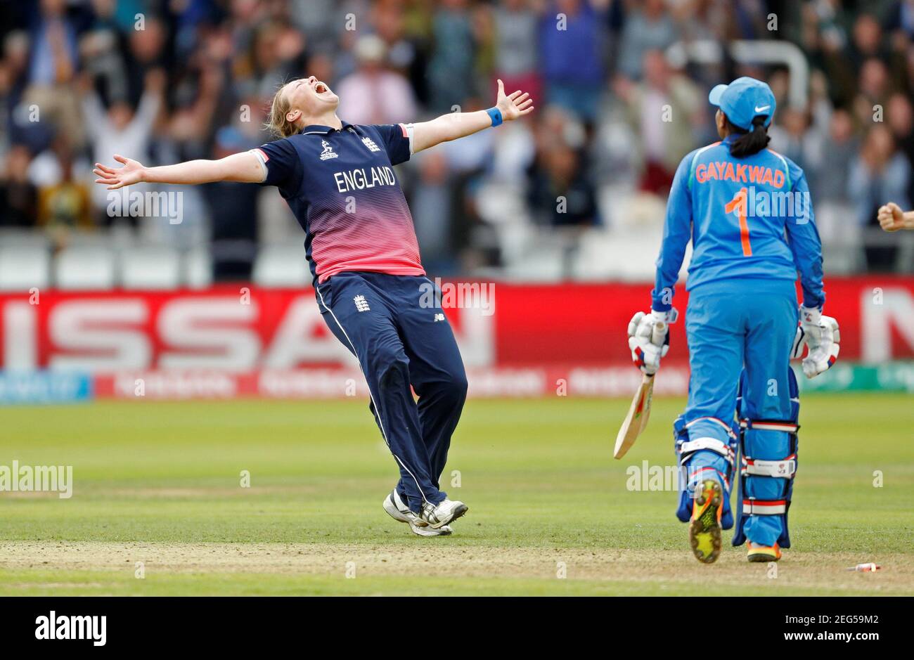 azúcar lección bomba Cricket - final de la Copa Mundial de Cricket Femenino - Inglaterra vs  India - Londres, Gran Bretaña - 23 de julio de 2017 Anya Shrubsole, de  Inglaterra, celebra el bowling de