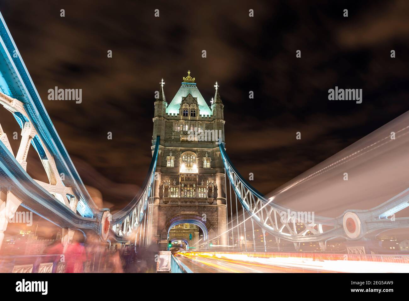 Magnífico Tower Bridge por la noche en Londres, Inglaterra, Reino Unido Foto de stock