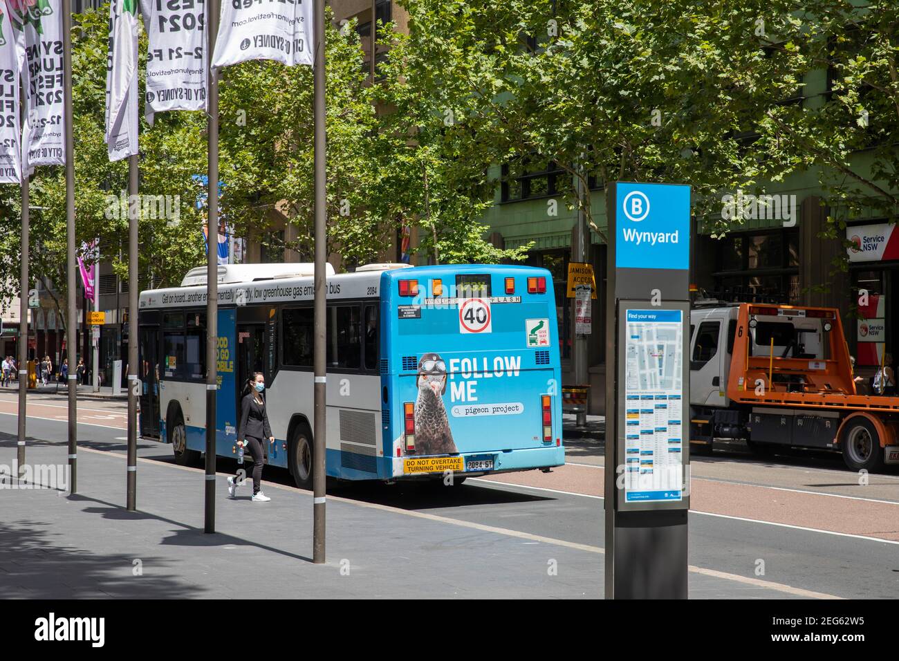El autobús de Sydney sale de la parada de autobús Wynyard en la calle York Centro de la ciudad de Sydney, Nueva Gales del Sur, Australia Foto de stock