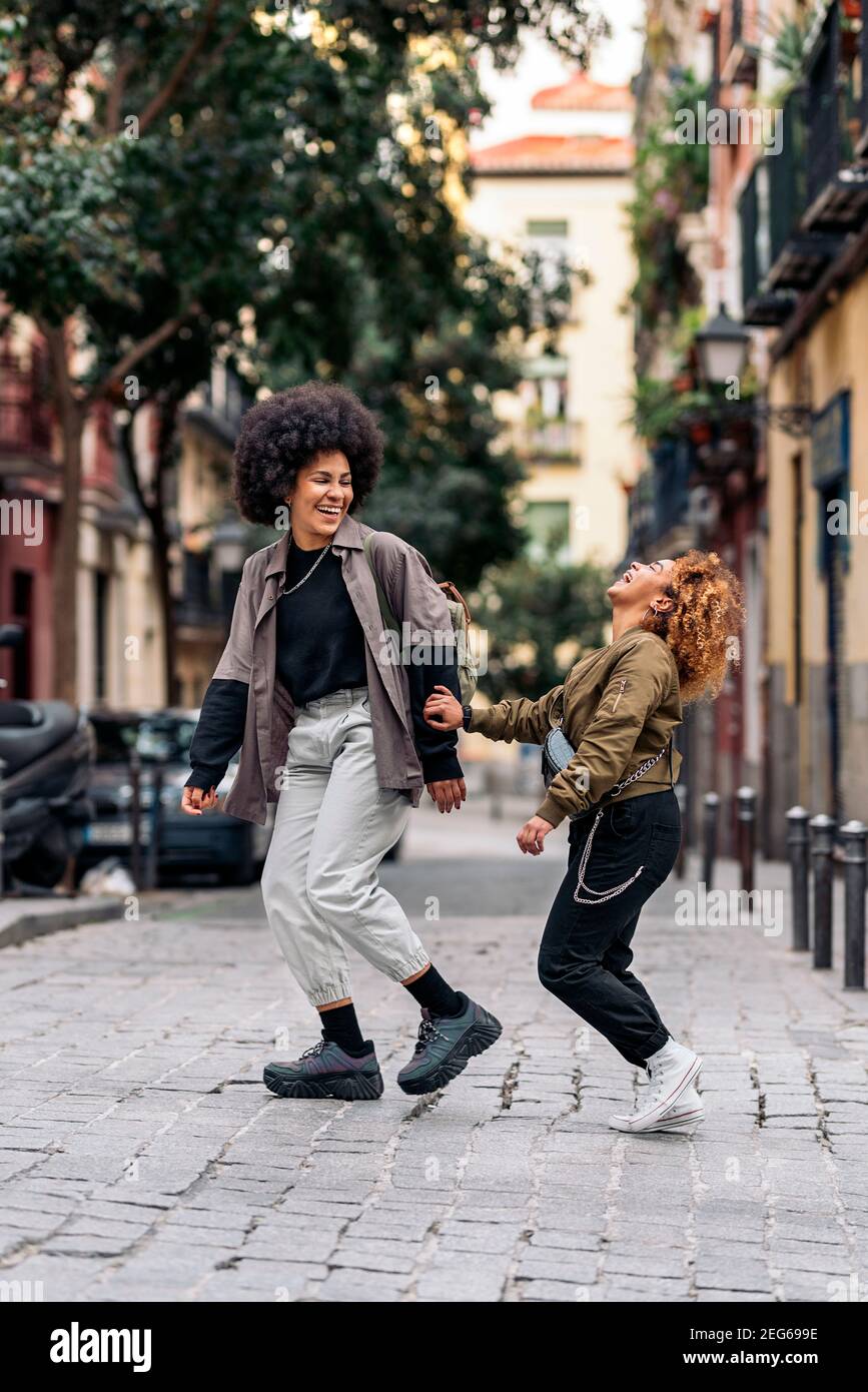 Foto de stock afro felices casuales y caminando en la ciudad Fotografía de stock - Alamy
