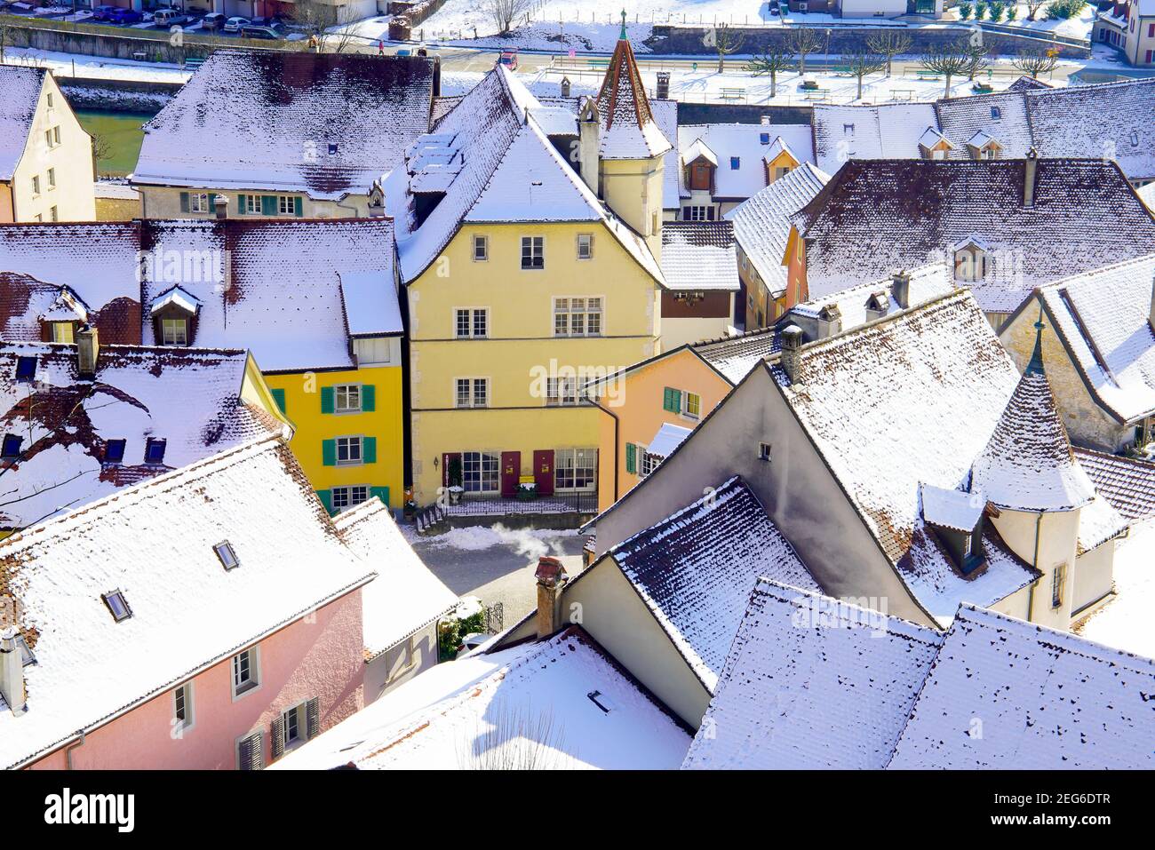 Vista elevada de la pequeña ciudad de Saint Ursanne con carácter medieval, cantón Jura, Suiza. Foto de stock