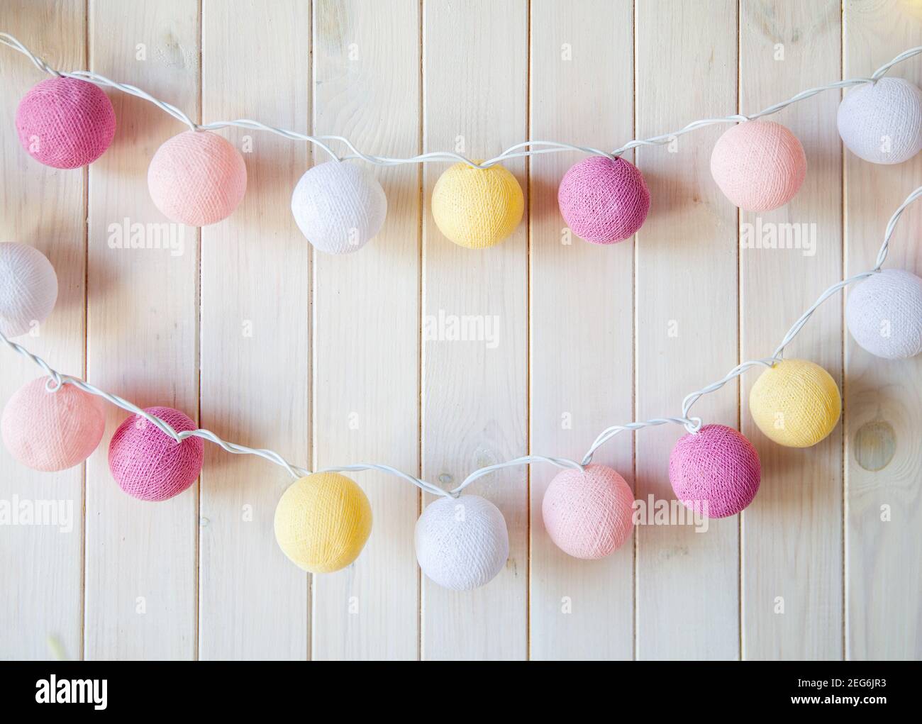 delicadas, bellas linternas guirnalda como bolas de hilo sobre un fondo  blanco Fotografía de stock - Alamy