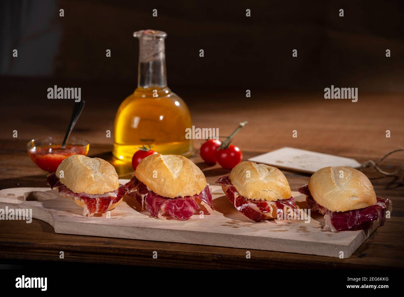 Sándwich de jamón ibérico típico de España Fotografía de stock Alamy