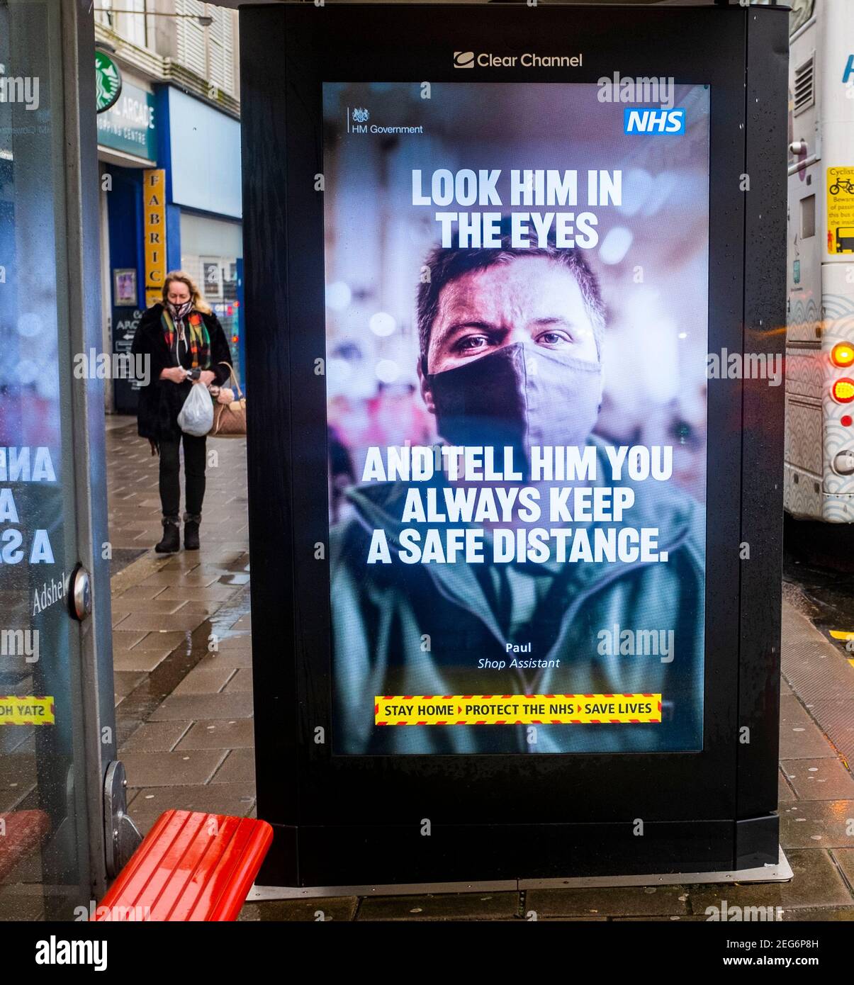 Gobierno británico NHS coronavirus COVID-19 mirarlos en los ojos Cartel de la campaña de salud en una parada de autobús en Brighton, Reino Unido Foto de stock