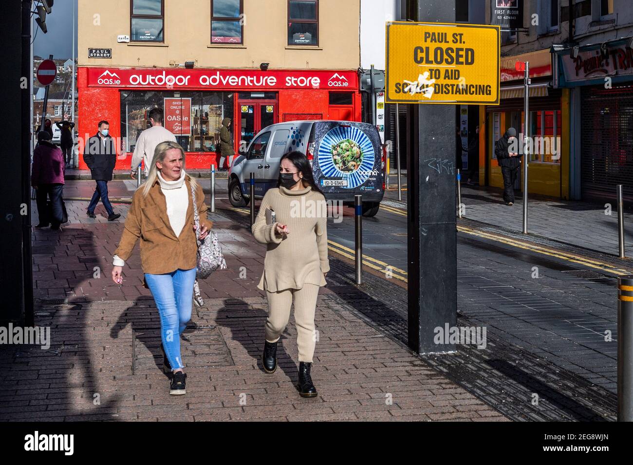 Cork, Irlanda. 18 de febrero de 2021. La gente en el centro de la ciudad de Cork hace sus negocios durante el cierre de nivel 5 del gobierno. Crédito: AG News/Alamy Live News Foto de stock