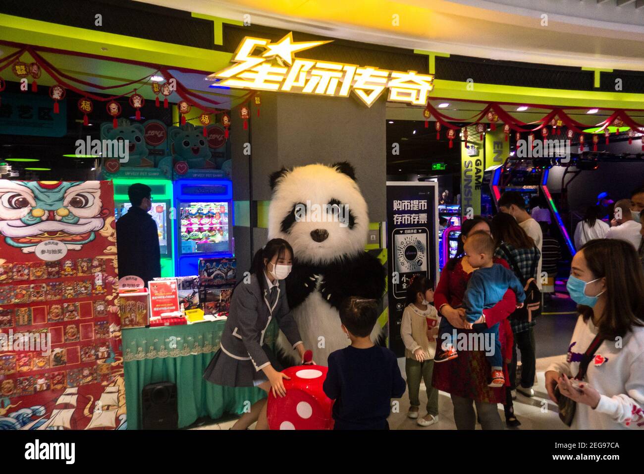 Diversión China y entretenimiento en un centro de juegos en Shenzhen China Foto de stock