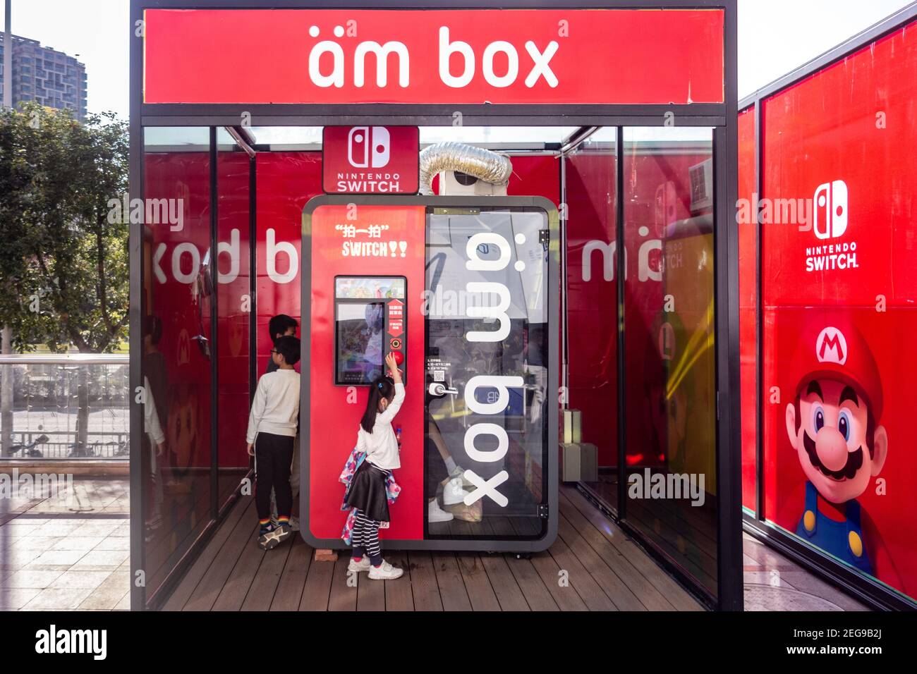 Cabinas de juego de Nintendo con gente en Shenzhen China Foto de stock