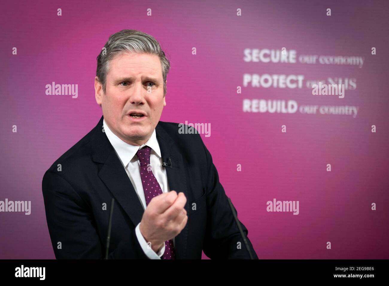 Keir Starmer, líder del Partido Laborista Británico, pronuncia un discurso virtual sobre el futuro económico de Gran Bretaña tras la pandemia de la enfermedad coronavirus (COVID-19), en la sede del Partido Laborista en el centro de Londres, Gran Bretaña, el 18 de febrero de 2021. Stefan Rousseau/Piscina vía REUTERS Foto de stock