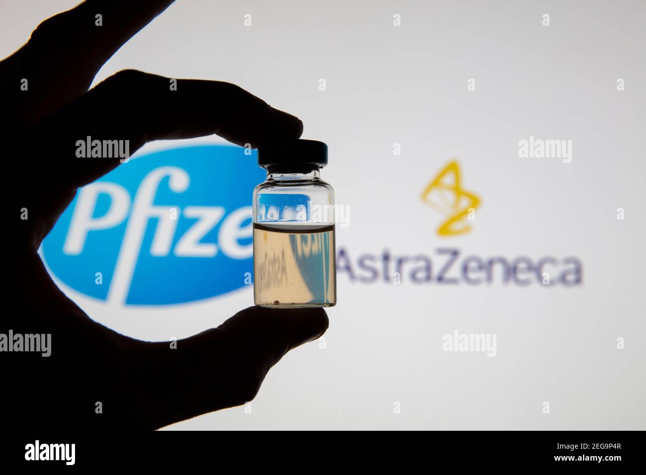 OXFORD, Reino Unido - Febrero de 2020: Logotipos de Pfizer y Astraeneca con vacuna covid-19 Foto de stock