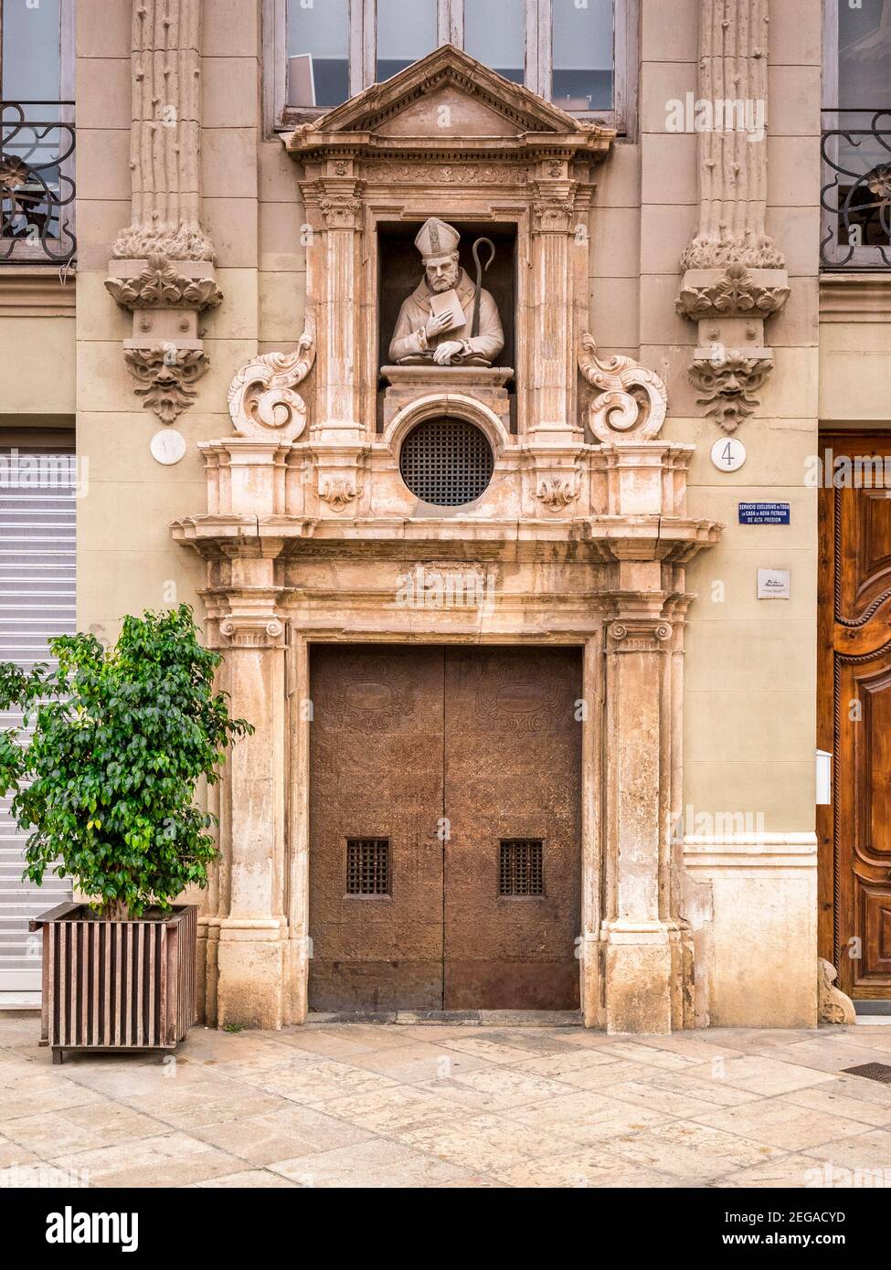 3 de marzo de 2020: Valencia, España - la puerta de la Capilla de San Valero, Valencia. Foto de stock