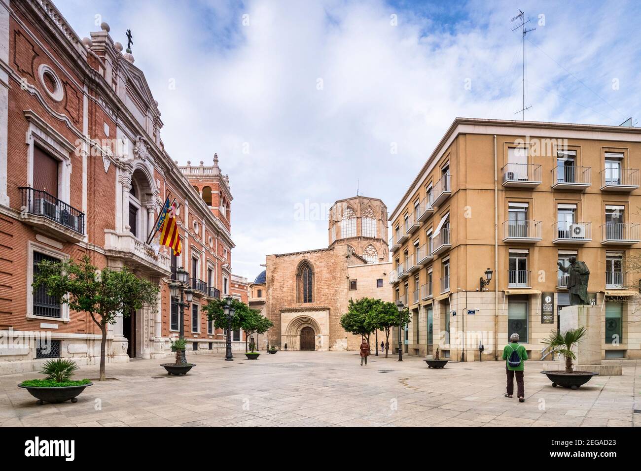 3 de marzo de 2020: Valencia, España - Vista a lo largo de la calle Palau hacia la Catedral de Valencia, con las oficinas de la Arquidiócesis de Valencia a la izquierda. Foto de stock
