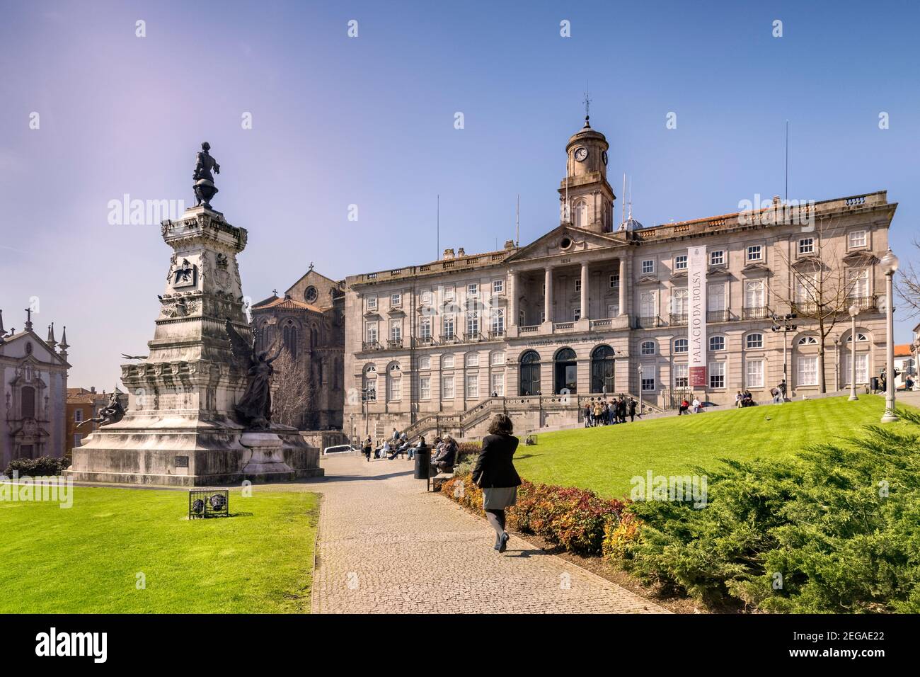 10 de marzo de 2020: Oporto, Portugal - Praca Infante Dom Henrique o el príncipe Enrique el lugar del navegador en Oporto, con el Palacio de la Bolsa, la antigua Bolsa de valores Foto de stock