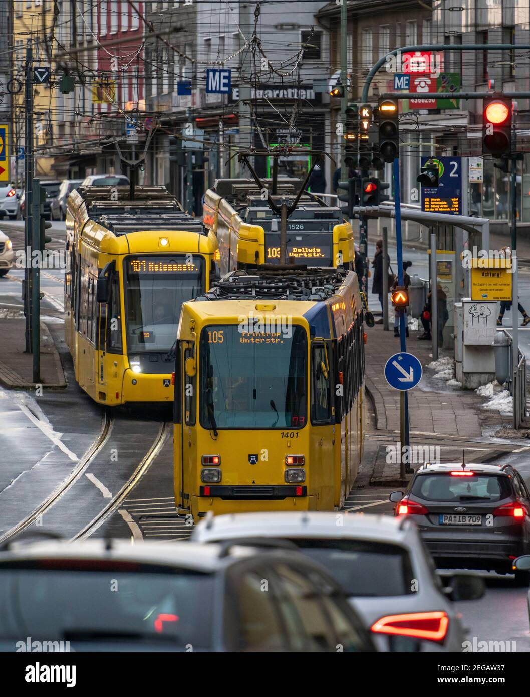 Ruhrbahn tranvía, en Altendorfer Straße en Essen, hora punta, tráfico después del trabajo, Essen, NRW, Alemania, Foto de stock
