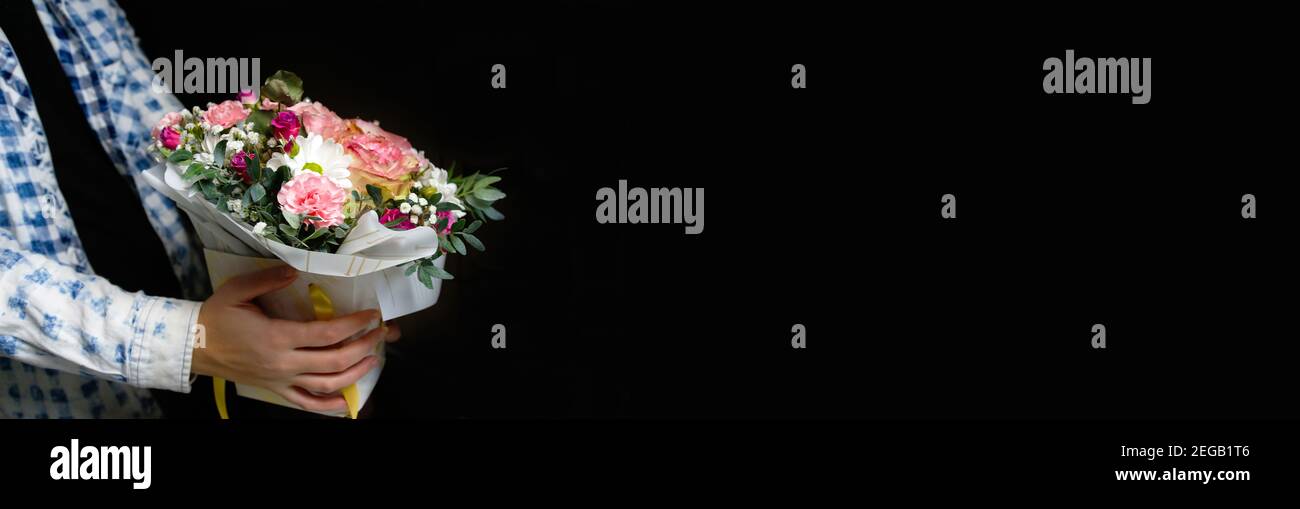 Banner Hombre flores. Caja de regalo con flores. Primer plano de la