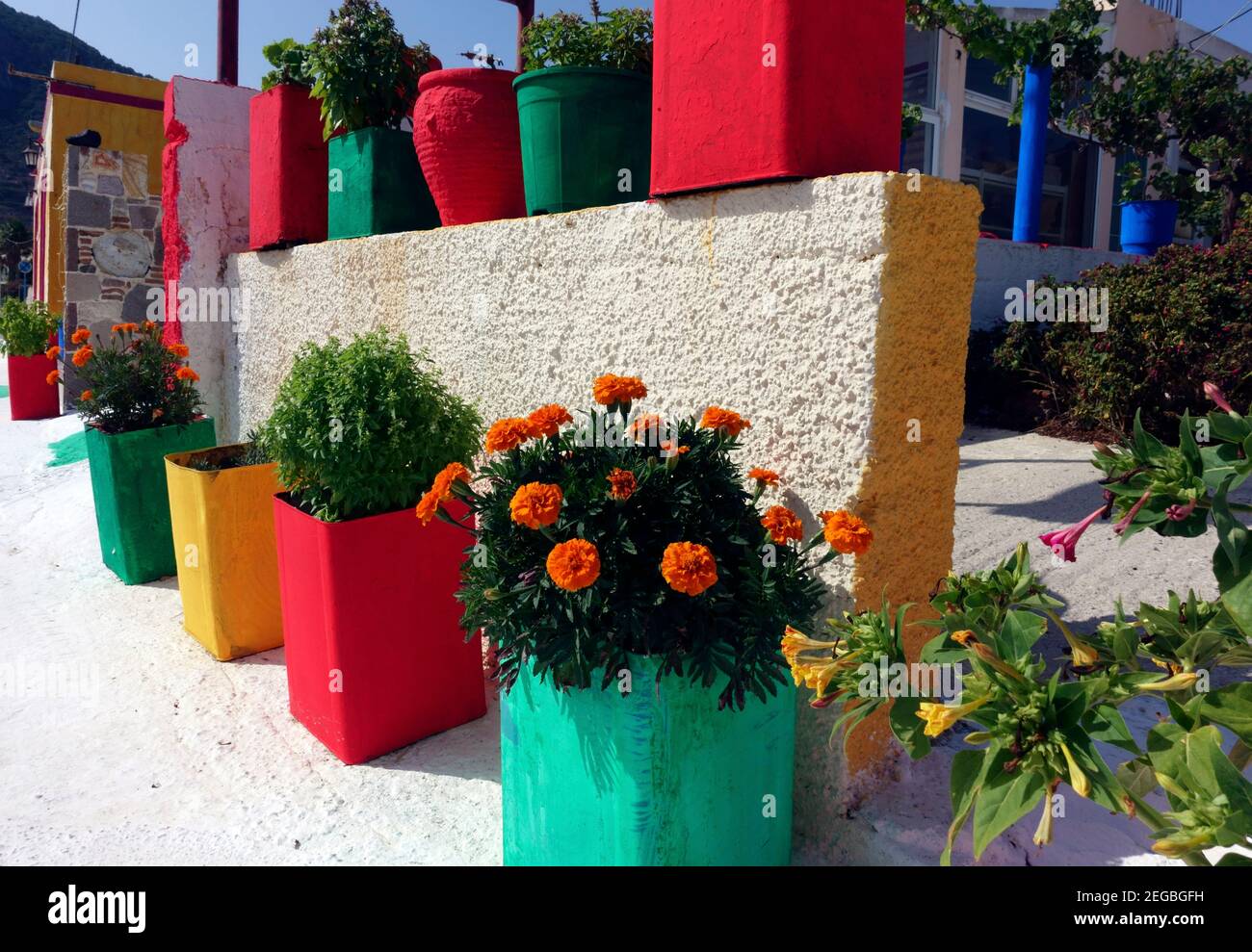 Coloridos plantadores fuera de una casa en el pueblo griego de Kefalos en Kos en Grecia Foto de stock