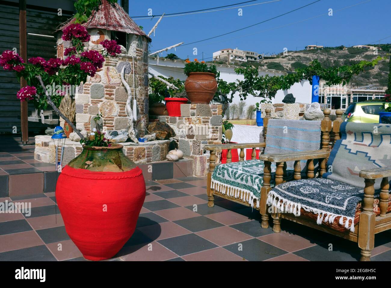 Terraza al aire libre jardín de una casa típica en el griego isla de Kos Foto de stock