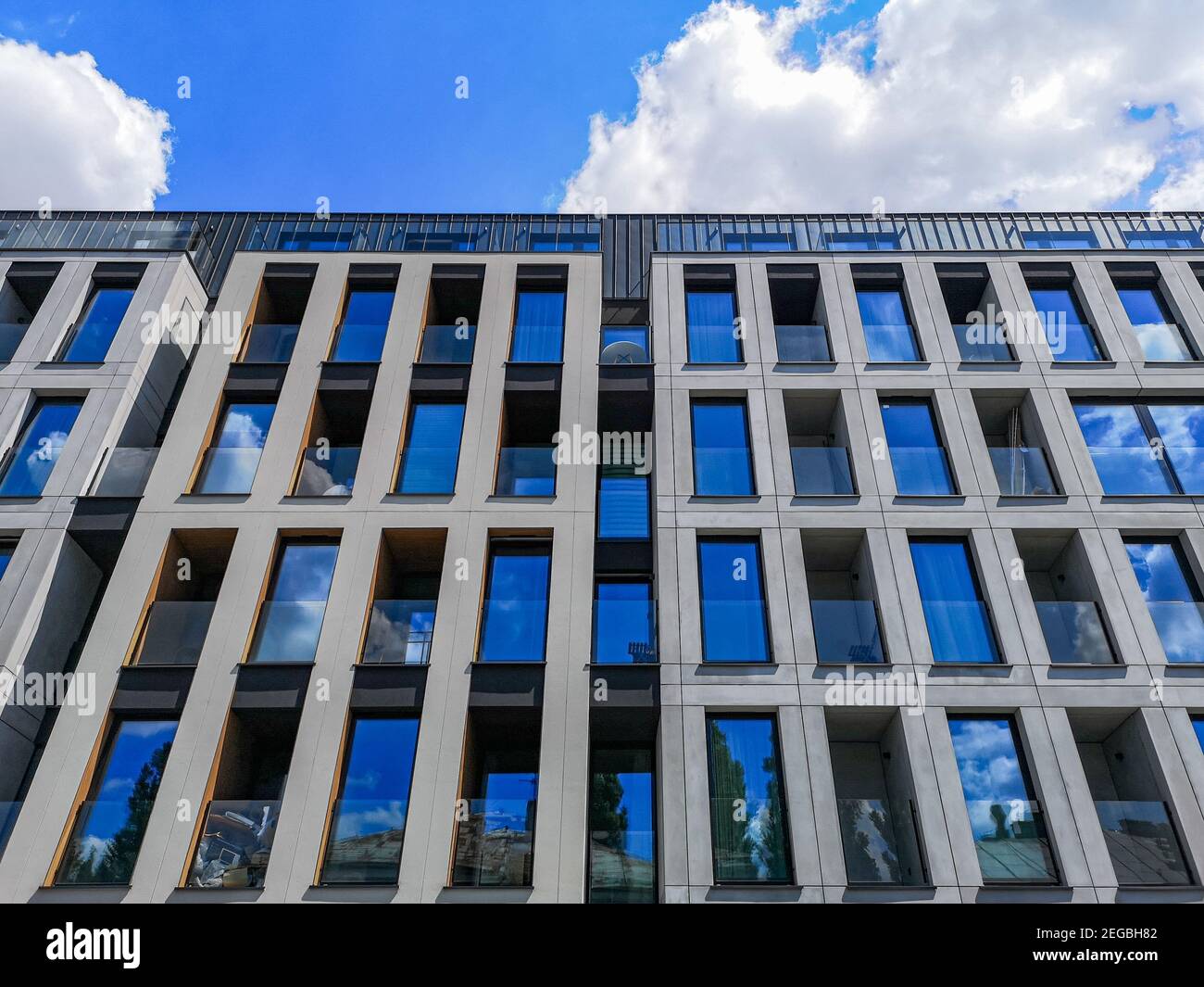 Cracovia 25 2019 de julio vista ascendente a la fachada de la empresa edificio con grandes ventanas Foto de stock