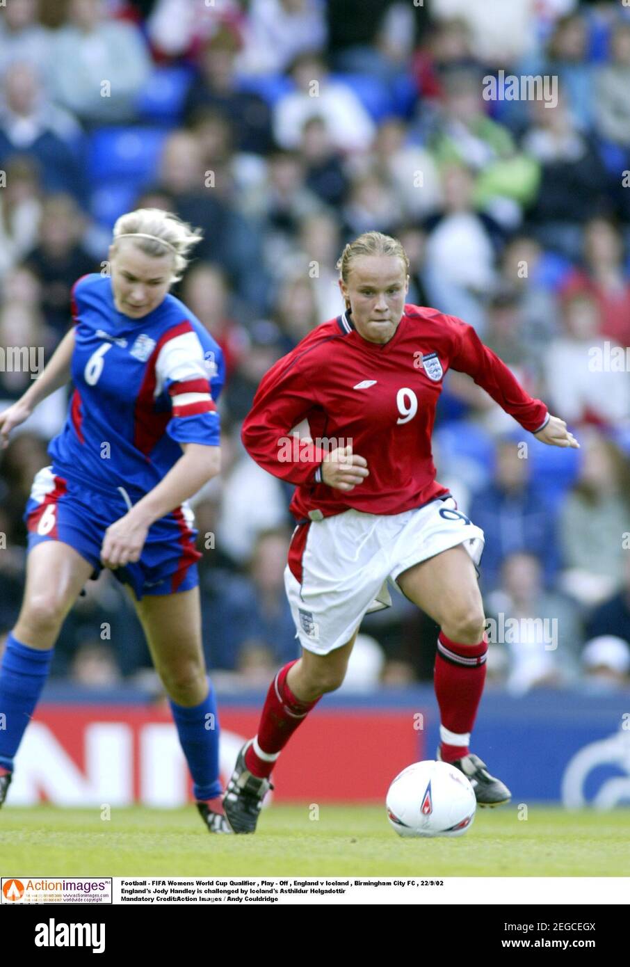 Futbol Copa Mundial Femenina De La Fifa Qualifier Play Off England V Iceland Birmingham City Fc 22 9 02 El Jody Handley De Inglaterra Es Desafiado Por El Futbol Copa Mundial Femenina De La Fifa Qualifier Play Off England V Iceland Birmingham City Fc 22 9 02 El Jody Handley De Inglaterra Es Desafiado Por El