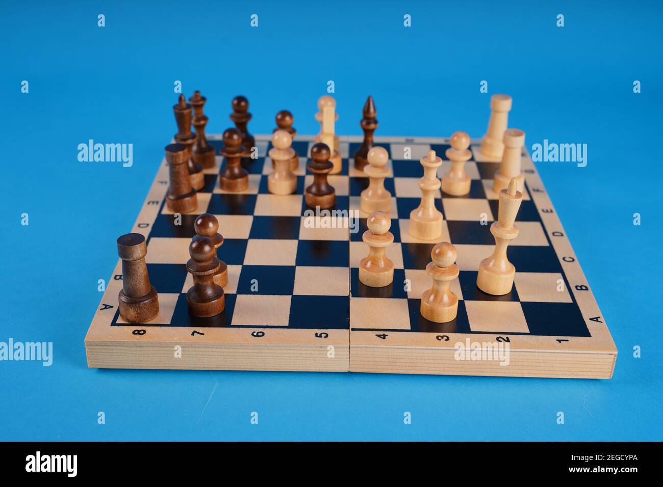 Prima Obsesión infinito Primer plano de ajedrez sobre fondo azul. Piezas de ajedrez de madera.  Concepto: El juego de mesa y las actividades intelectuales Fotografía de  stock - Alamy
