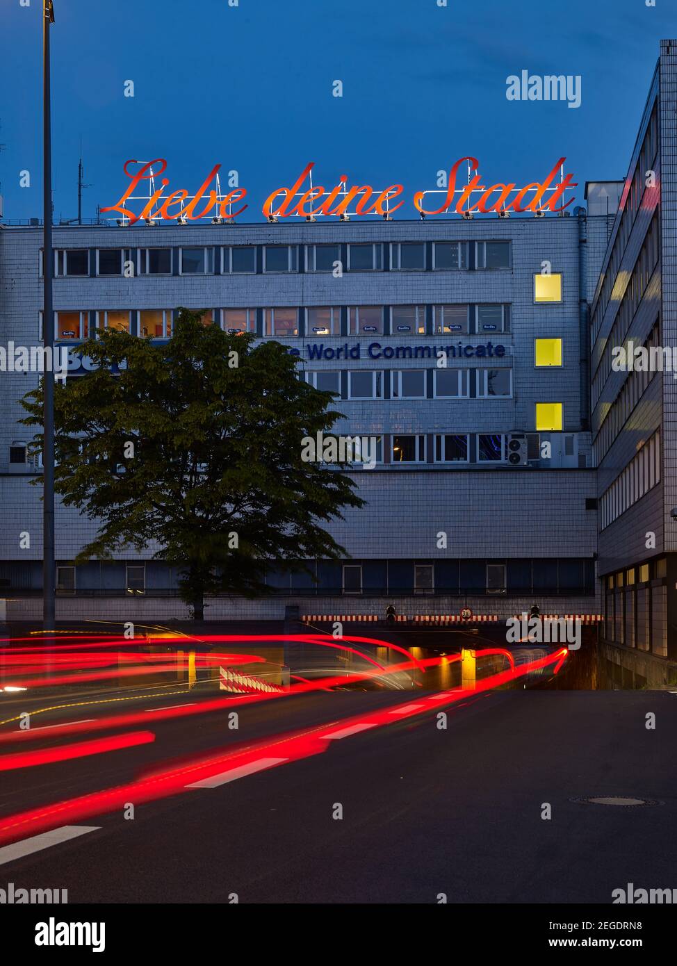 Letras iluminadas 'Liebe deine Stadt' o 'Love your City', foto nocturna, Colonia, Alemania, Europa Foto de stock