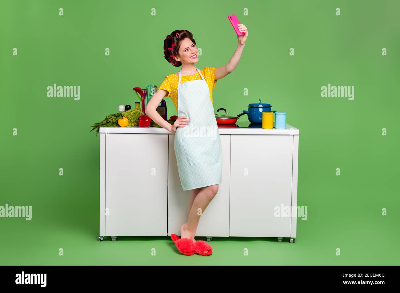 Foto completa estilo retro chica modelo disfrutar cocina cocinar haga que  los ingredientes de la mesa de selfie vistan con falda de topos amarillos  de moda vestir zapatillas de cabello Fotografía de