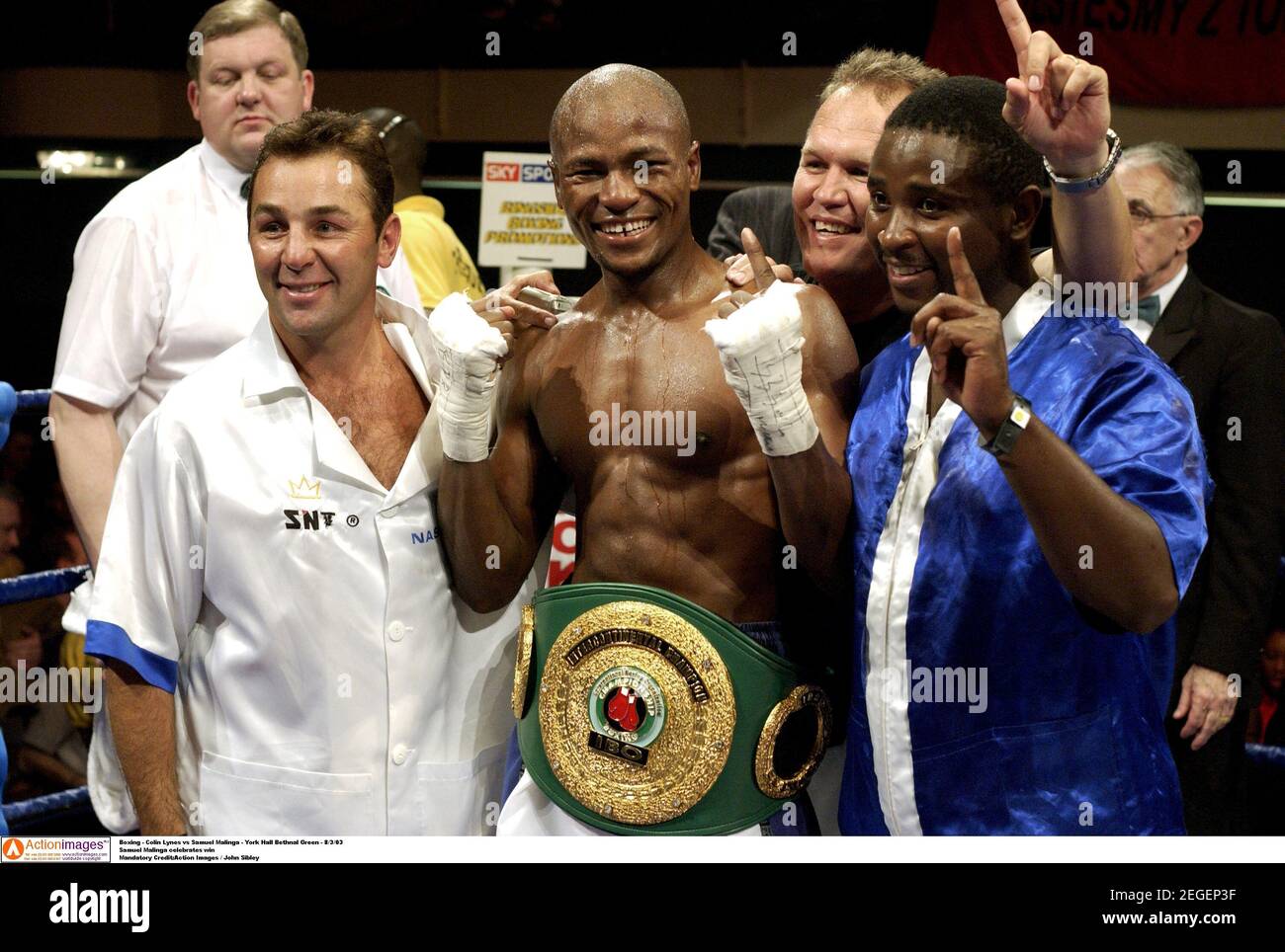 Boxeo - Colin Lynes vs Samuel Malinga - York Hall Bethenal Green - 8/3/03 Samuel Malinga celebra ganar crédito obligatorio:Acción Imágenes / John Sibley Foto de stock