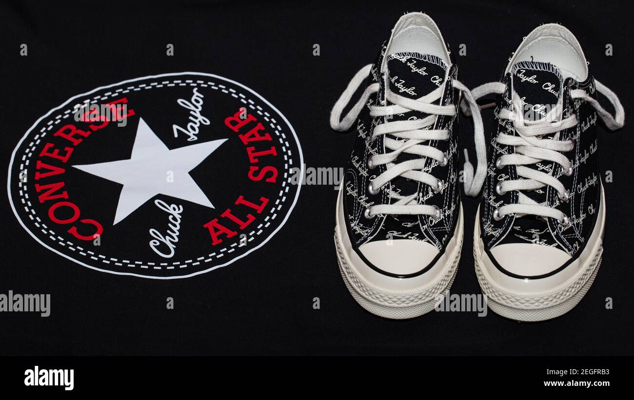 White Converse Sneakers Fotos e Imágenes de stock - Página 5 - Alamy