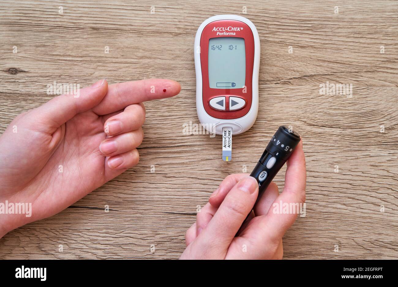 Controlar el nivel de azúcar durante la diabetes gestacional en el hogar. Glucómetro. Foto de stock