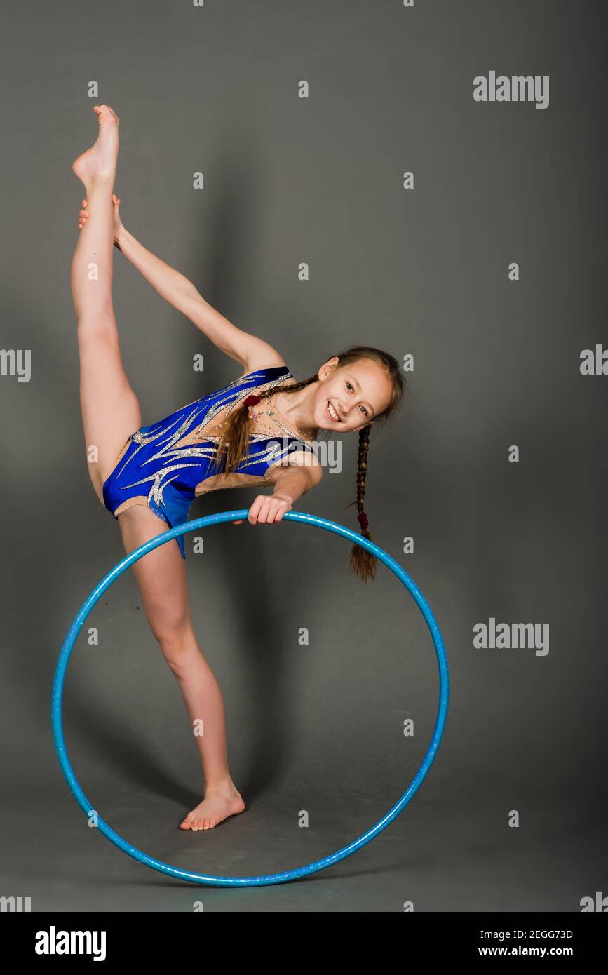 Niña con hula hoop haciendo gimnasia Fotografía de stock - Alamy