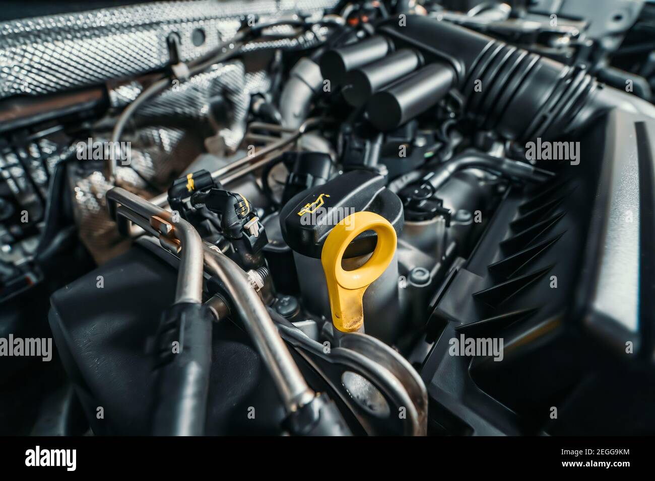 Motor moderno turboalimentado ecológico o motor bajo el capó del vehículo  de cerca Fotografía de stock - Alamy