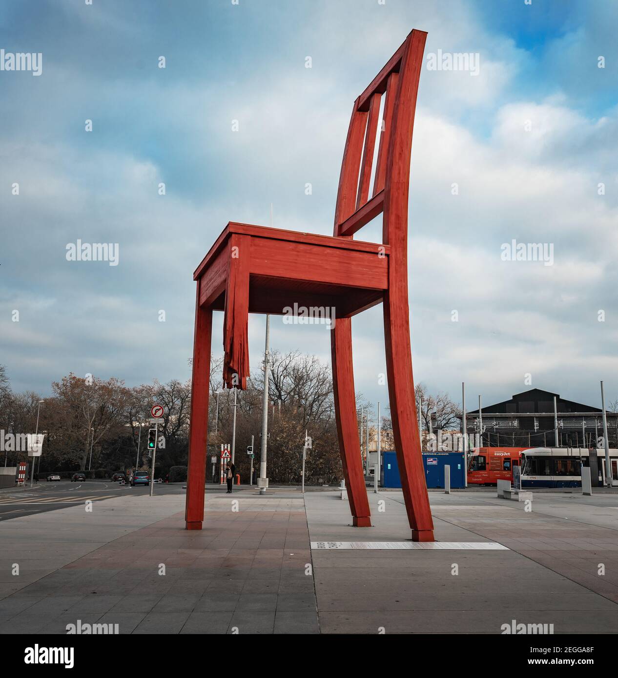 Escultura de la silla rota en la Place des Nations por el artista Daniel  Berset - Ginebra, Suiza Fotografía de stock - Alamy